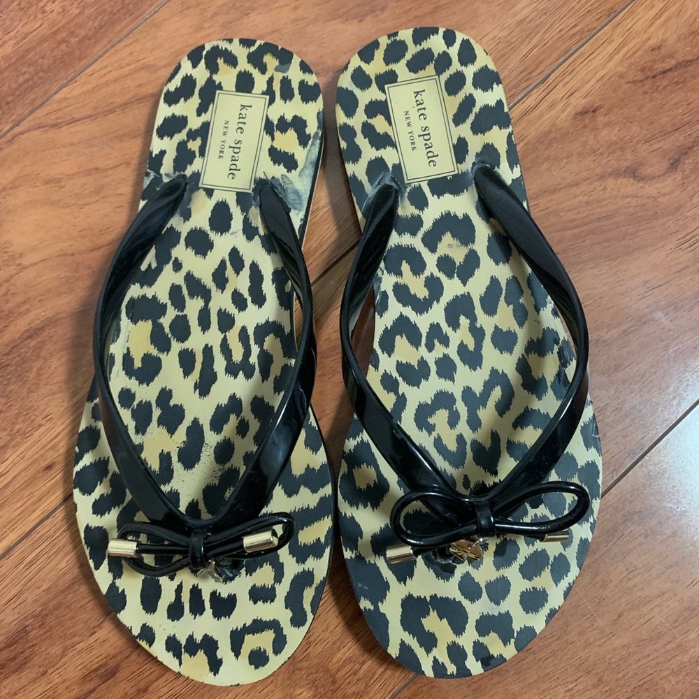Kate Spade leopard print flip flop sandals size 6 bow & spade charm detailing